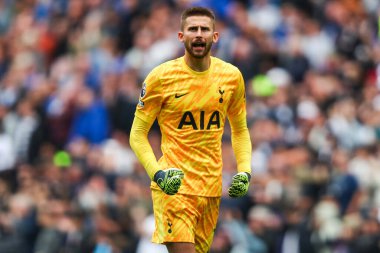 Tottenham Hotspur 'dan Guglielmo Vicario, Premier League maçında Tottenham Hotspur' un Everton 'a karşı oynadığı Tottenham Hotspur Stadyumu' nda 24 Ağustos 2024 'te takımın üçüncü golünü kutluyor.