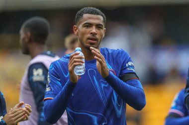 Chelsea 'den Levi Colwill, Premier League maçından sonra Wolverhampton Wanderers Chelsea' ye karşı Molineux, Wolverhampton, Birleşik Krallık 'ta 25 Ağustos 2024' te oynanan maçta deplasman taraftarlarını alkışlıyor.