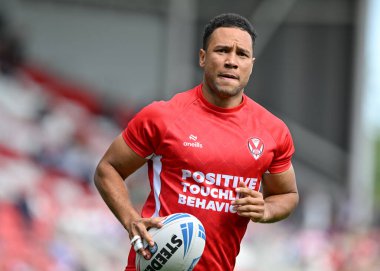 St. Helens 'den Moses Mbye, 24 Ağustos 2024' te St Helens vs Hull KR 'da oynanan Betfred Süper Lig karşılaşması öncesinde ısınıyor.