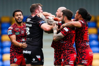 Rob Butler, Leigh Leoparları 'ndan Gareth OBrien ve Zak Hardaker ile kapıştı ve takım arkadaşları 25 Ağustos 2024' te Plough Lane, Wimbledon, İngiltere 'de oynanan 23.