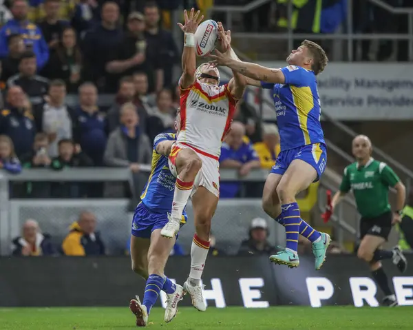 stock image Cesar Rouge of Catalan Dragons and Tom Nicholson-Watton of Leeds Rhinos jump up for the ball during the Betfred Super League Round 23 match Leeds Rhinos vs Catalans Dragons at Headingley Stadium, Leeds, United Kingdom, 23rd August 2024