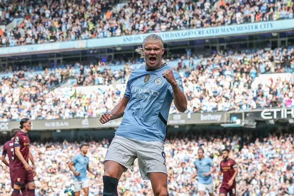 Manchester City 'den Erling Haaland, 24 Ağustos 2024 tarihinde Etihad Stadyumu' nda oynanan Premier League maçında 1-1 'lik galibiyetini kutluyor.