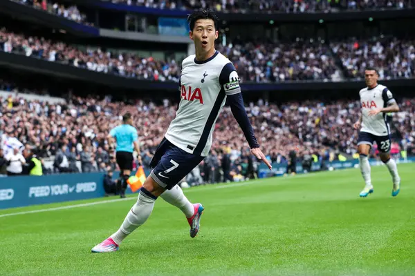 Tottenham Hotspur 'un oğlu Heung-min, Premier League maçında Tottenham Hotspur' un Everton 'a karşı oynadığı Tottenham Hotspur Stadyumu' nda 24 Ağustos 2024 'te attığı ikinci golü kutluyor.