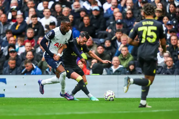 Tottenham Hotspur 'dan Destiny Udogie Everton' dan Jack Harrison Premier Lig karşılaşmasında Tottenham Hotspur Everton 'a karşı Tottenham Hotspur Stadyumu' nda 24 Ağustos 2024 'te faul yaptı.