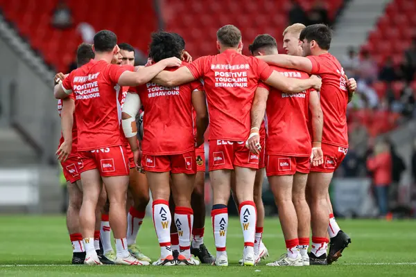 St Helens, 24 Ağustos 2024 'te St Helens vs Hull KR' a karşı oynanan Betfred Süper Lig karşılaşmasında ısınmak üzere bir takım oluşturdu.