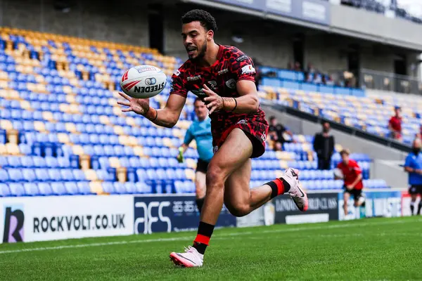 Leopards takımından Darnell McIntosh, 25 Ağustos 2024 'te Plough Lane, Wimbledon' da oynanan Betfred Süper Lig 23. Maçı 'nda skoru 6-4' e çıkarmaya çalışıyor.