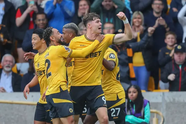 Wolverhampton Wanderers takımından Jrgen Strand Larsen, 25 Ağustos 2024 'te İngiltere' nin Molineux kentinde oynanan Premier League maçında Wolverhampton Wanderers Chelsea 'ye karşı 2-2' lik galibiyet golünü kutluyor.