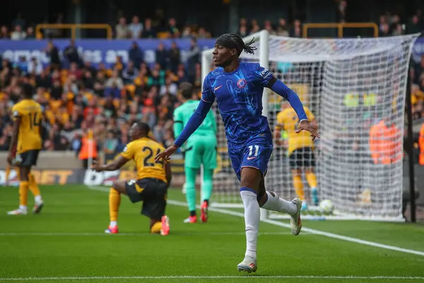 Chelsea 'den Noni Madueke, Premier League maçında Wolverhampton Wanderers Chelsea' ye karşı 25 Ağustos 2024 'te Molineux, Wolverhampton, Birleşik Krallık' ta 2-4 'lük galibiyet golünü kutluyor.