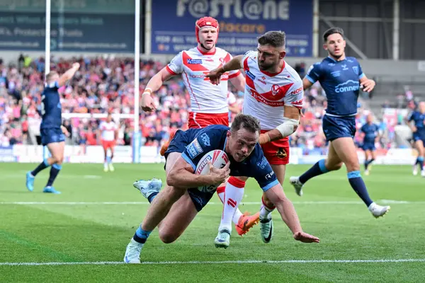 Hull KR 'dan Joe Burgess, Betfred Süper Lig 23. Raundda St Helens vs Hull KR maçında 24 Ağustos 2024' te St Helens Stadyumu 'nda 0-24 Hull' a çıkmaya çalışıyor.