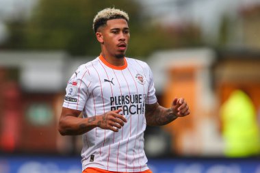 Blackpool takımından Jordan Lawrence-Gabriel, 24 Ağustos 2024 'te Cambridge United ve Blackpool maçında Abbey Stadyumu' nda karşı karşıya geldi.