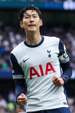 Tottenham Hotspur 'un oğlu Heung-min, Premier League maçında Tottenham Hotspur' un Everton 'a karşı oynadığı Tottenham Hotspur Stadyumu' nda 24 Ağustos 2024 'te attığı ikinci golü kutluyor.