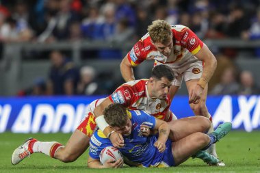 Leeds Rhinos 'tan Tom Nicholson-Watton, Katalan Ejderhaları' ndan Paul Seguier ve Katalan Ejderhaları 'ndan Ben Garcia tarafından, Birleşik Krallık' ın Leeds Stadyumu 'nda oynanan Betfred Süper Lig karşılaşmasında yenildi.