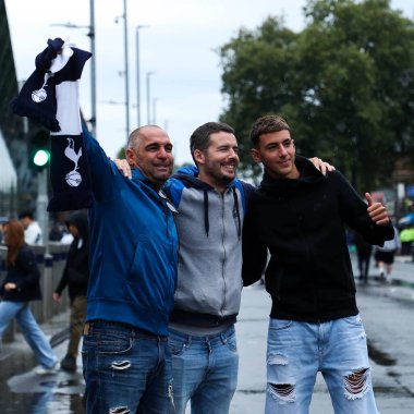 Tottenham taraftarları Tottenham Hotspur Stadyumu 'nun önünde Tottenham Hotspur' a karşı Everton maçından önce poz verdiler. Tottenham Hotspur Stadyumu, Londra, 24 Ağustos 2024