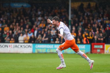 Blackpool 'dan James Husband, 24 Ağustos 2024' te Cambridge 'deki Abbey Stadyumu' nda oynanan Cambridge United-Blackpool maçında 0-1 'lik galibiyetini kutluyor.