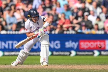 İngiltere 'nin Ollie Pope' u 24 Ağustos 2024 'te Old Trafford, Manchester, Birleşik Krallık' ta düzenlenen 1. Rothesay Deneme Maçı 'nda Sri Lankalı Prabath Jayasuriya' dan bir teslimatla karşı karşıya bulunuyor.