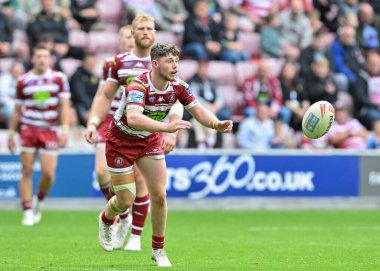 Wigan Warriors takımından Jack Farrimond, 25 Ağustos 2024 'te Wigan Warriors ile Hull FC arasındaki Betfred Süper Lig karşılaşmasında pas verdi.