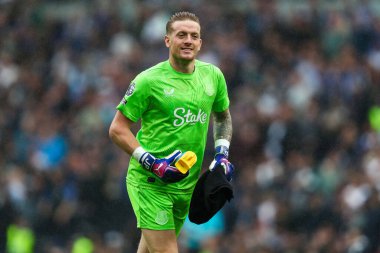 Everton 'dan Jordan Pickford, Premier Lig karşılaşmasında Tottenham Hotspur' a karşı Everton 'ı izliyor. Tottenham Hotspur Stadyumu, Londra, 24 Ağustos 2024