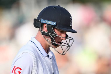 İngiltere 1. Rothesay Test Maçı 4. Gün Old Trafford, Manchester, Birleşik Krallık, 24 Ağustos 2024 'te Sri Lankalı Prabath Jayasuriya tarafından yakalandıktan sonra sahadan ayrılan İngiliz Harry Brook, Sri Lanka 1.