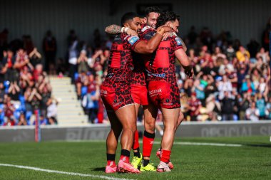 Leoparlar takımından Gareth OBrien, 25 Ağustos 2024 'te Plough Lane, Wimbledon, İngiltere' de oynanan Betfred Süper Lig 23. Raundunda takım arkadaşlarıyla yaptığı maçı kutluyor.