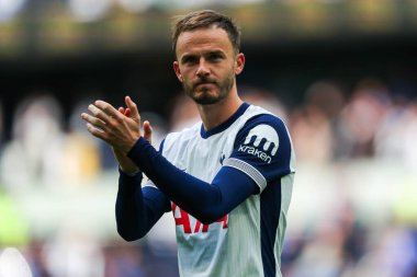 Tottenham Hotspur 'dan James Maddison, Premier League maçının ardından Tottenham Hotspur' un Everton 'a karşı oynadığı Tottenham Hotspur Stadyumu' nda 24 Ağustos 2024 'te kazandığı galibiyet sonrasında taraftarlarını kabul ediyor.