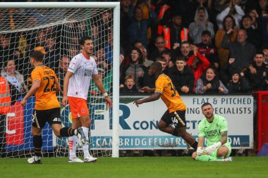 Cambridge United takımından Brandon Njoku, 24 Ağustos 2024 'te Cambridge, Cambridge' deki Abbey Stadyumu 'nda oynanan 1.