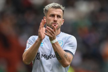 Millwall 'dan Joe Bryan, 24 Ağustos 2024' te MKM Stadyumu 'nda oynanan Sky Bet Şampiyonası karşılaşmasında seyircileri alkışlıyor.