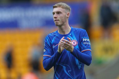 Chelsea 'den Cole Palmer, Premier League maçından sonra Wolverhampton Wanderers Chelsea' ye karşı Molineux, Wolverhampton, Birleşik Krallık 'ta 25 Ağustos 2024' te oynanan maçta deplasman taraftarlarını alkışlıyor.