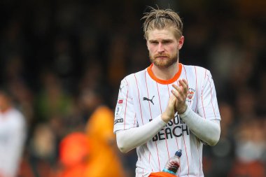 Blackpool 'dan Hayden Coulson, 24 Ağustos 2024' te Birleşik Krallık 'taki Abbey Stadyumu' nda oynanan Cambridge United - Blackpool maçı sonrasında gezgin taraftarları alkışlıyor.