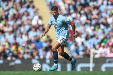 Manchester City 'den Rben Dias, 24 Ağustos 2024 tarihinde Etihad Stadyumu' nda Manchester City ile Ipswich Town arasında oynanan Premier League maçında topu aldı.