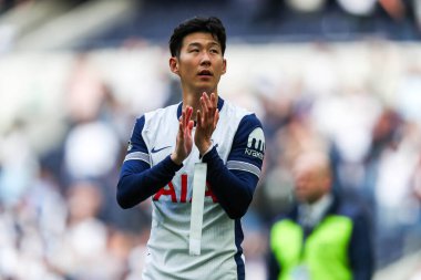 Tottenham Hotspur 'un oğlu Heung-min, Premier Lig maçının ardından Tottenham Hotspur Everton' a karşı Tottenham Hotspur Stadyumu, Londra, 24 Ağustos 2024 'te oynanan maçın ardından takımların galibiyetini kabul ediyor.