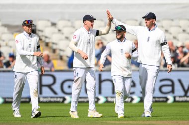 İngiltere 'den Harry Brook, 24 Ağustos 2024' te Old Trafford, Manchester, Birleşik Krallık 'ta 1. Rothesay Test Maçı 4. Gün' de İngiltere 'den Matthew Potts' un İngiltere 'ye karşı oynadığı maçta Prabath Jayasuriya' nın yakalanmasını kutluyor.