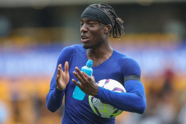 Chelsea 'den Noni Madueke, Premier League maçından sonra oynanan Wolverhampton Wanderers-Chelsea maçında İngiltere' nin Wolverhampton kentinde 25 Ağustos 2024 'te oynanan maçın taraftarlarını alkışlıyor.