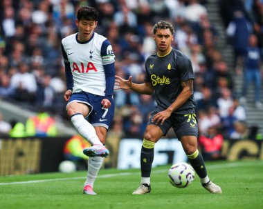 Tottenham Hotspur 'un oğlu Heung-min Everton' dan Roman Dixon Premier Lig maçında Tottenham Hotspur Everton 'a karşı Tottenham Hotspur Stadyumu, Londra, 24 Ağustos 2024' te oynanan karşılaşmada baskı altında kaldı.