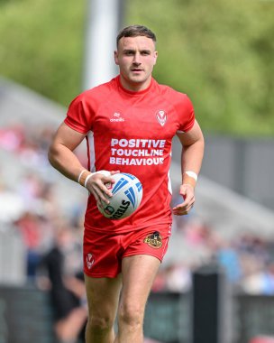 St. Helens 'den Matty Lees, 24 Ağustos 2024' te St Helens vs Hull KR 'a karşı oynanan Betfred Süper Lig karşılaşması öncesinde ısınıyor.