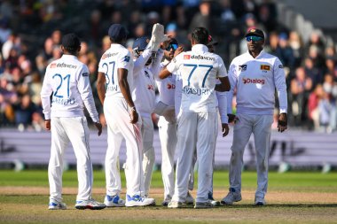 Sri Lanka 'dan Prabath Jayasuriya, İngiltere' den Harry Brook 'un 24 Ağustos 2024' te Old Trafford, Manchester, İngiltere 'deki 1. Rothesay Test Maçı 4.
