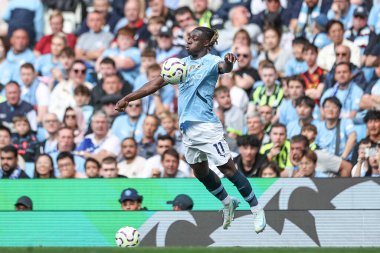 Manchester City 'den Jrmy Doku 24 Ağustos 2024' te Etihad Stadyumu 'nda oynanan Premier League maçında topu kontrol ediyor.