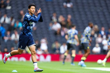 Tottenham Hotspur 'un oğlu Heung-min, Premier League maçından önce Tottenham Hotspur' a karşı Everton Tottenham Hotspur Stadyumu 'nda ısındı.