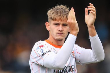 Blackpool 'dan Dom Ballard, 24 Ağustos 2024' te İngiltere 'deki Abbey Stadyumu' nda oynanan Cambridge United-Blackpool maçından sonra gezgin taraftarları alkışlıyor.