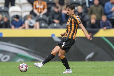 Hull City 'den Alfie Jones, 24 Ağustos 2024' te Hull City, Hull Stadyumu 'nda Millwall' a karşı oynanan Sky Bet Şampiyonası maçında pas attı.