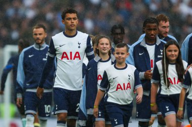 Tottenham Hotspur 'dan Brennan Johnson, Premier League maçından önce Tottenham Hotspur' un Everton 'a karşı Tottenham Hotspur Stadyumu' nda 24 Ağustos 2024 'te sahaya çıkıyor.