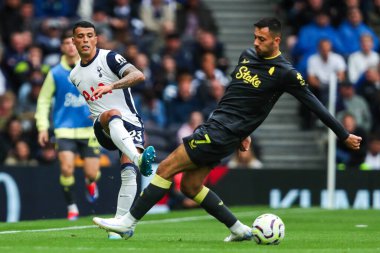 Tottenham Hotspur 'dan Pedro Porro Premier Lig maçında Everton' dan Dwight McNeil ile Tottenham Hotspur Everton 'a karşı Tottenham Hotspur Stadyumu, Londra, 24 Ağustos 2024' te oynanan karşılaşmada top için mücadele ediyor.