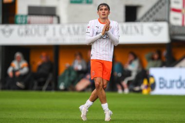 Blackpool 'dan Kyle Joseph, 24 Ağustos 2024' te İngiltere 'deki Abbey Stadyumu' nda oynanan Cambridge United-Blackpool maçında gezgin taraftarları alkışlıyor.