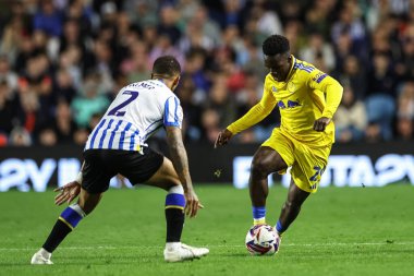 Leeds United takımından Wilfried Gnonto, 23 Ağustos 2024 'te İngiltere' nin Hillsborough kentinde oynanan Sheffield Wednesday - Leeds United maçında topu aldı.