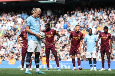 Manchester City 'den Erling Haaland 24 Ağustos 2024' te Etihad Stadyumu 'nda oynanan Premier League maçında penaltı noktasında duruyor.