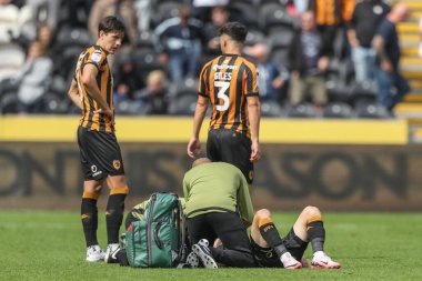 Hull City 'den Abdlkadir, 24 Ağustos 2024' te MKM Stadyumu 'nda Hull City ile Millwall arasındaki Sky Bet Şampiyonası maçında Millwall' dan Joe Bryan 'dan darbe aldıktan sonra sahada tedavi görüyor.