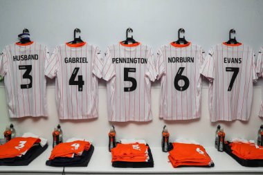 Blackpool 'un üçüncü tişörtü ise 24 Ağustos 2024' te Birleşik Krallık 'taki Abbey Stadyumu' nda oynanan Cambridge United-Blackpool maçının önünde soyunma odasında asılı duruyor.