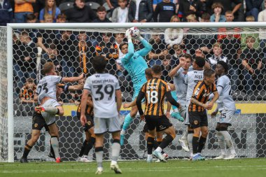 Hull City 'den Ivor Pandur, 24 Ağustos 2024' te MKM Stadyumu 'nda oynanan Hull City ve Millwall maçında topu köşeden yakalıyor.