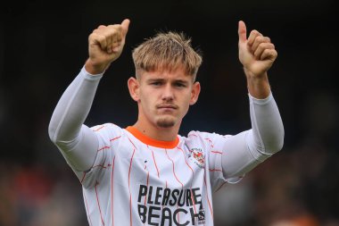 Blackpool 'dan Dom Ballard, 24 Ağustos 2024' te İngiltere 'deki Abbey Stadyumu' nda oynanan Cambridge United-Blackpool maçından sonra gezgin taraftarları alkışlıyor.