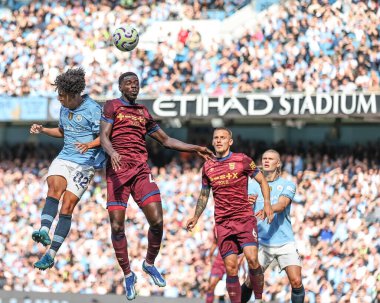 Manchester City 'den Rico Lewis ve Ipswich Town' dan George Edmundson Premier Lig maçı sırasında Etihad Stadyumu 'nda Manchester City ile Ipswich Town karşılaşması, 24 Ağustos 2024