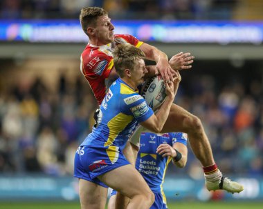 Leeds Rhinos 'tan Alfie Edgell ve Katalan Ejderhaları' ndan Tom Davies, 23 Ağustos 2024 'te Headingley Stadyumu' nda oynanan Betfred Süper Lig karşılaşmasında topa atlıyorlar.